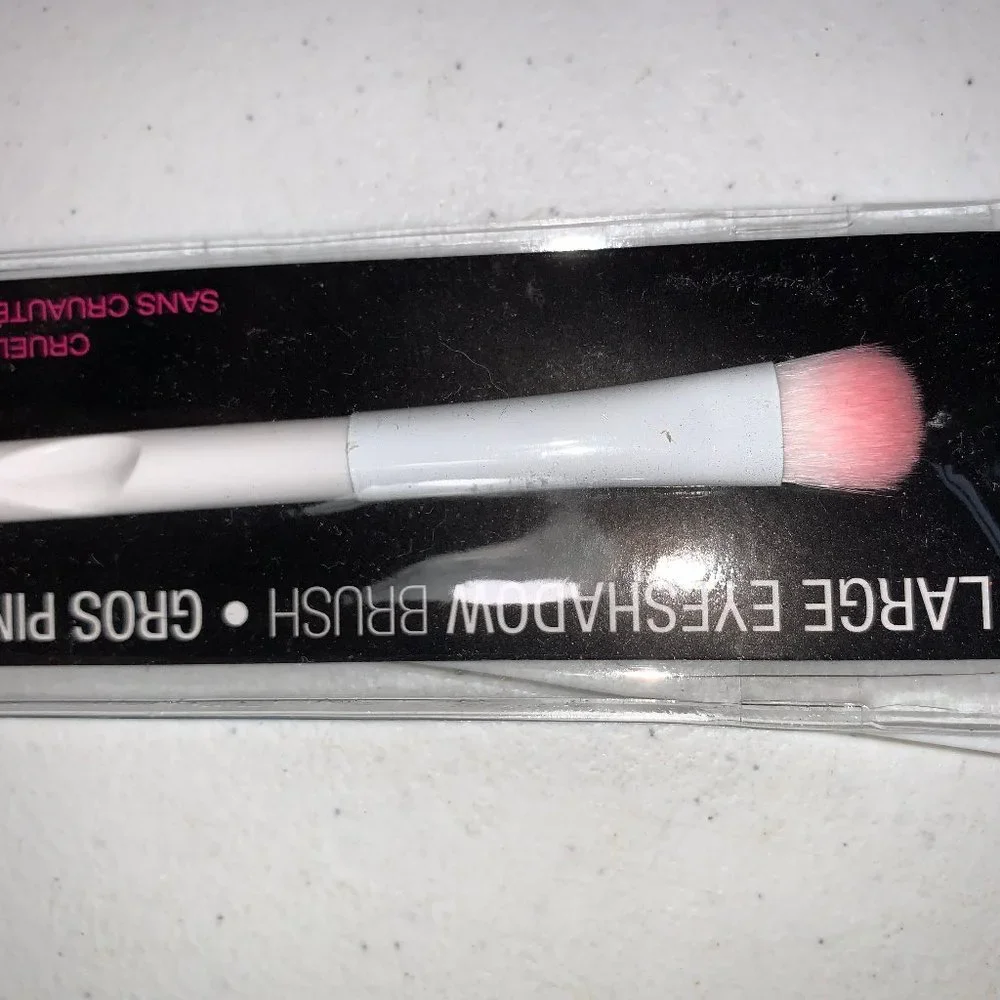 *Free Gift* Wet 'N Wild Large Eyeshadow Brush